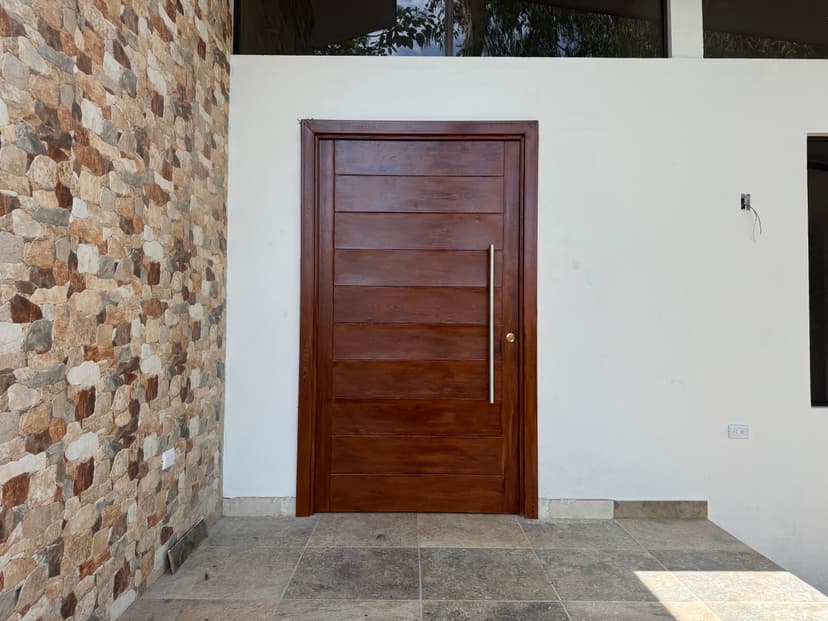 Puerta de metal vista por fuera